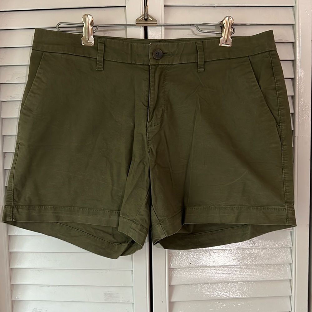 Old Navy Women’s Size 6 Army Green Casual Dress Shorts
